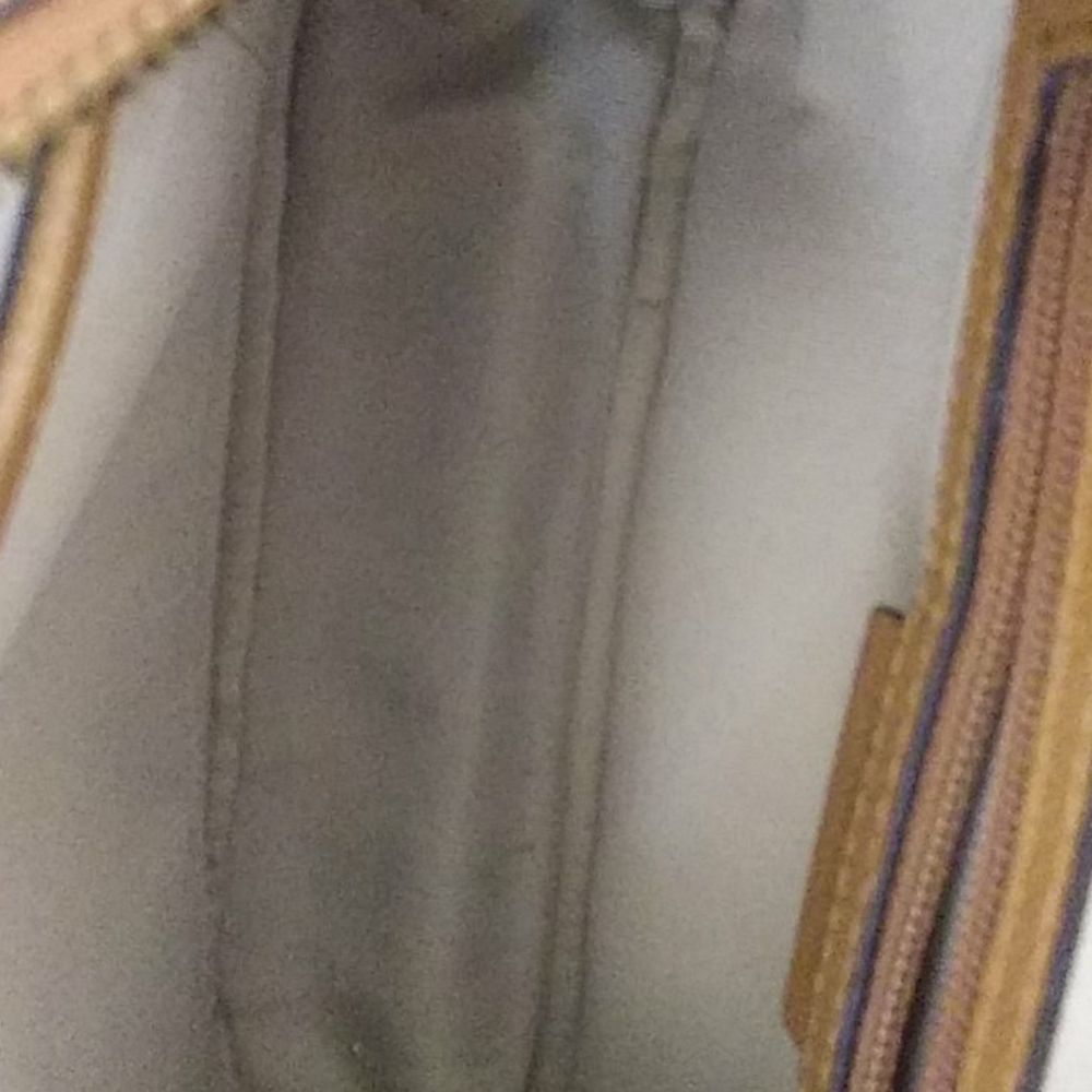 Michael Kors Crossbody Bag. - Picture 4 of 7